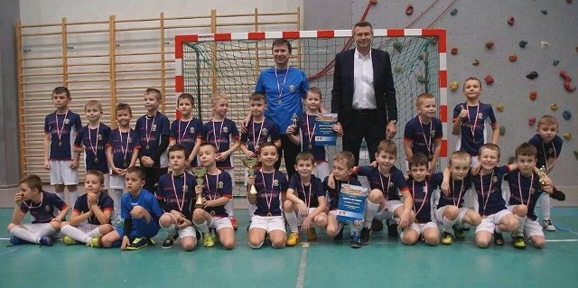 Pamiątkowe zdjęcie młodych piłkarzy Baszty Rytwiany z Bogdanem Wentą i prezesem klubu z Rytwian Arkadiuszem Zapalcem.