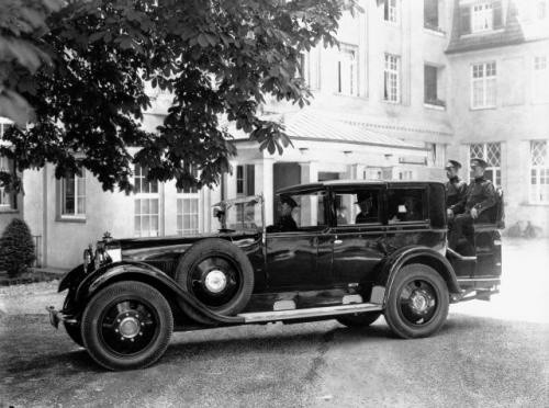 Fot. Mercedes-Benz: W latach 30. posiadanie samochodu stosownego do rangi monarchy wzbudzało dumę i podziw poddanych. Na zdjęciu z 1928 roku widnieje Maybach W5 króla Etiopii Heile Selassie.