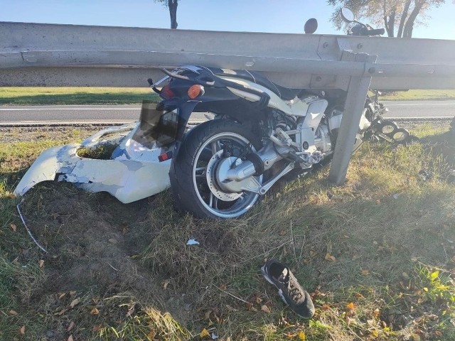 Kierowanie motocyklem bez wymaganego prawa jazdy mogło skończyć się tragicznie. Przekonał się o tym 20-latek, który spowodował kolizję drogową w Radoni. Na szczęście młodemu kierowcy nic poważnego się nie stało. Za takie kierowanie bez uprawnień sąd może orzec grzywnę nawet do 30.000 złotych.