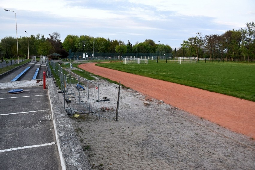 Urzędnicy nie wpuszczą nikogo na boisko. Mieszkańcy Żelechowej czekają na udostępnienie obiektu przy ulicy Hożej 