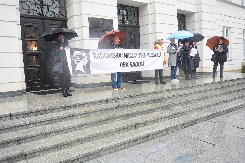 Protesty zwolenników i przeciwników zaostrzenia ustawy aborcyjnej w Radomiu