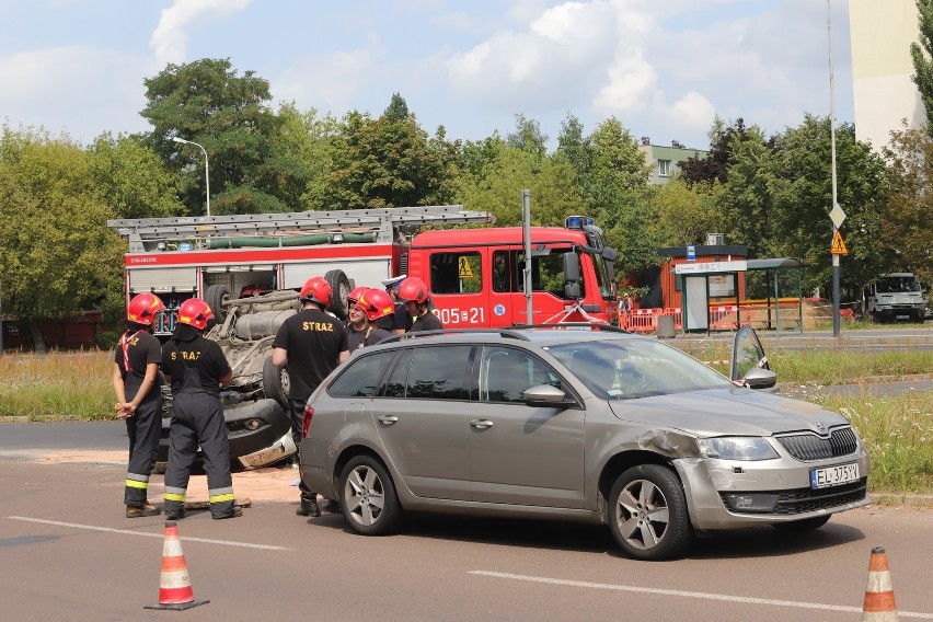 Groźny wypadek na Przybyszewskiego w Łodzi. Dachowanie samochodu dostawczego. Jedna osoba ranna ZDJĘCIA