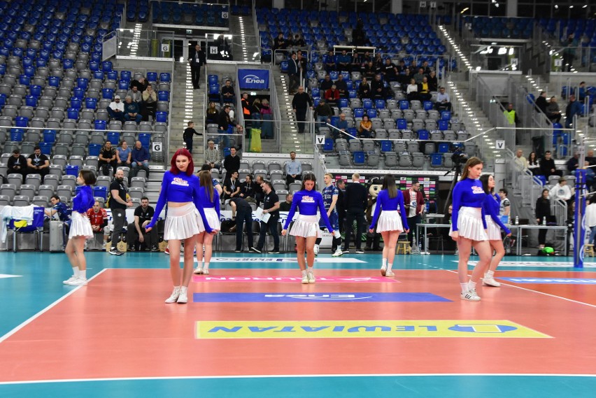 Nowy program i spektakularny występ Cheerleaders Vibes Radom podczas meczu Czarnych z Norwidem. Zobacz zdjęcia