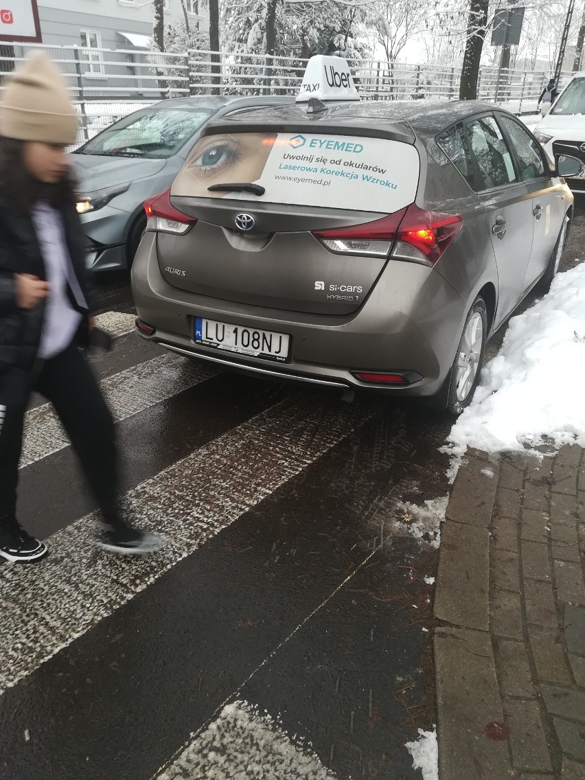 Parkowanie taksówek na przejściu dla pieszych. Postój na chwilę, ale co z bezpieczeństwem? 