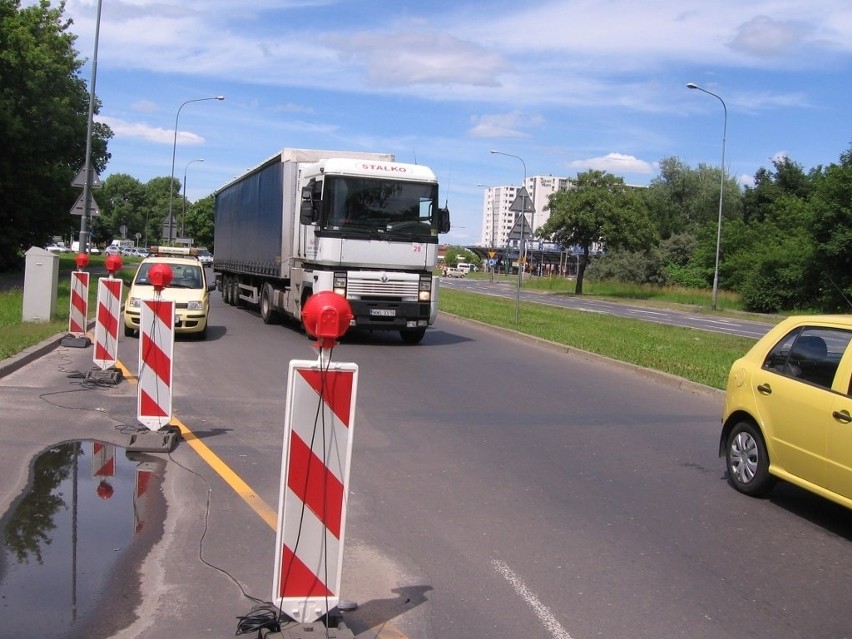 Estakada katowicka: Ciężarówka utknęła w szykanach