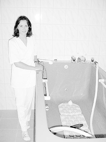 Fizjoterapeutka Marta Doros pokazuje nową wannę do hydromasażu.