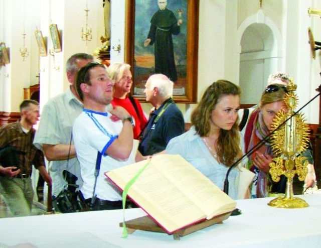 Dziennikarze zagraniczni i z naszego kraju z zainteresowaniem oglądali wnętrze XVIII-wiecznego kościoła