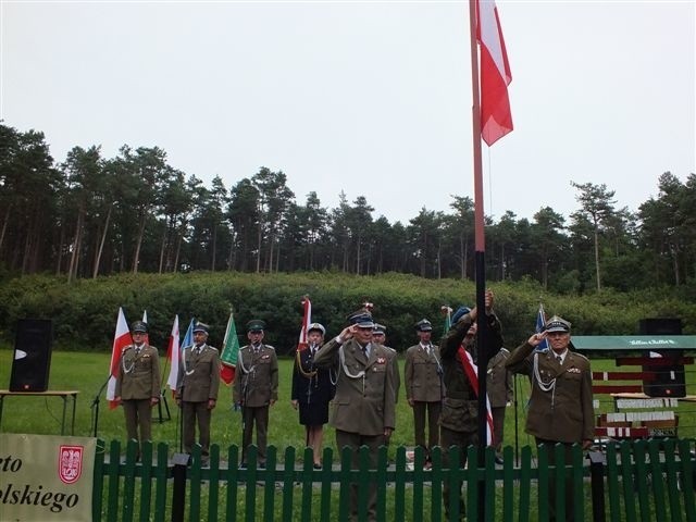 Uroczystości na strzelnicy w Starachowicach z okazji Święta Wojska Polskiego.