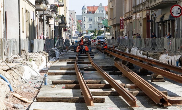 Z wielkim trudem postępują roboty przy modernizacji sieci tramwajowej w ciągu ulicy Toruńskiej od alei 23-go stycznia do skrzyżowania z ulicą Marcinkowskiego.