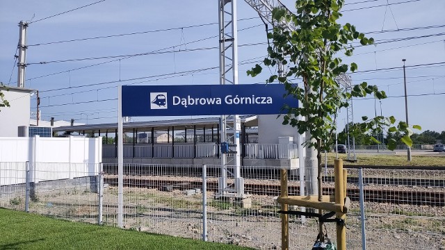 Dworzec kolejowy w śródmieściu Dąbrowy Górniczej i jego otoczenie zmieniają się. Wkrótce finał prac Zobacz kolejne zdjęcia/plansze. Przesuwaj zdjęcia w prawo naciśnij strzałkę lub przycisk NASTĘPNE