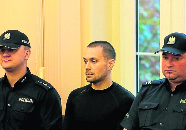 Radosław Warawko (w środku) nie przyznaje się do zabicia matki, ojczyma i przyrodniego brata. Grozi mu dożywocie. Prokuratura uważa, że motywem zbrodni była chęć przejęcia majątku