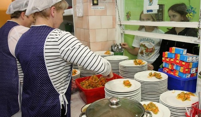 Rok temu NIK stwierdziła, że w szkołach posiadających własną kuchnię, lub korzystających z kuchni w innych placówkach, rodzice wykupywali obiady dla 53 proc. uczniów nieobjętych programem „Pomoc państwa w zakresie dożywiania”.