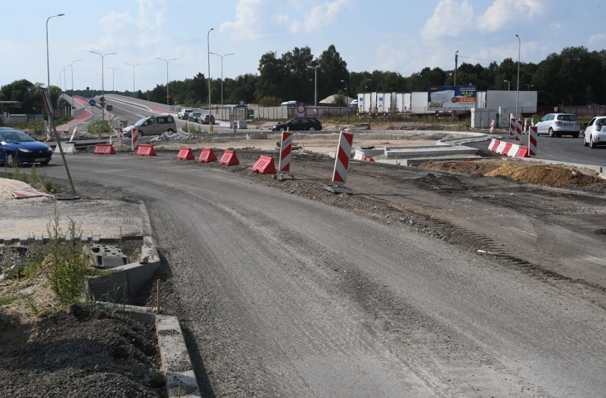 Przedłużenie ulicy Olszewskiego w Kielcach gotowe. Znamy termin oddania do użytku estakady i nowej drogi [ZDJĘCIA]