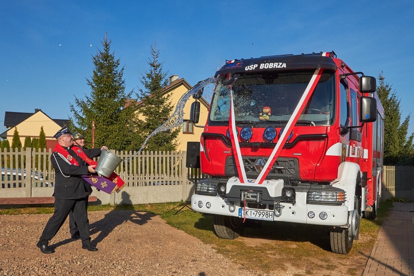 Ochotnicza Straż Pożarna z Bobrzy, w gminie Miedziana Góra, ma nowy wóz strażacki. Wielka radość w jednostce. Zobacz zdjęcia