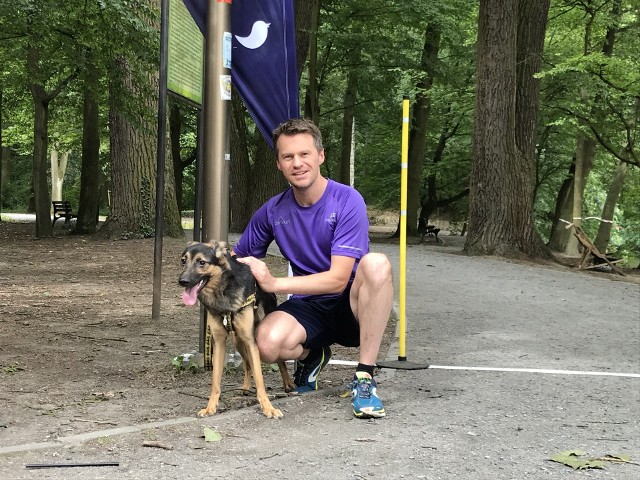 W sobotni poranek odbył się kolejny bieg ParkRun. Mimo, iż jest to wydarzenie organizowane co tydzień, to dzisiejszy bieg był wyjątkowy. Otóż biegaczom towarzyszyły czworonogi. Taka inicjatywa powstała w ramach Dnia Psa. ParkRun to darmowy bieg z pomiarem czasu w różnych miejscach Polski. Można brać udział dowolną ilość razy, liczy się wspólne, aktywne spędzanie czasu. Za pierwszym razem należy dokonać rejestracji oraz wydrukować indywidualny kod uczestnika, dzięki któremu można wystartować w biegu. Opolska edycja odbywa się w każdą sobotę, o godzinie 9:00. Lokalizacja biegu to Klubokawiarnia Laba.