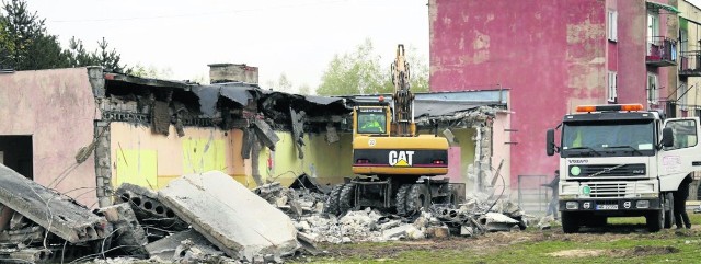 Wykonawca, firma Unibud z Jedlni-Letnisko, rozpoczął prace od wyburzania budynku, w którym mieściły się dawniej klasy zerowe.