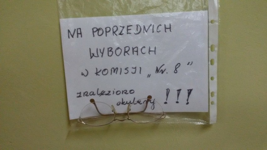 II tura wyborów w Mikołowie: W jednej z komisji czekają na odbiór... okulary. Kto zapomniał?