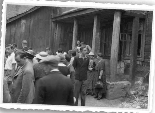 Esperantyści na podwórzu przy domu Ludwika Zamenhofa w 1927 r. Ze zbiorów Muzeum Podlaskiego w Białymstoku.