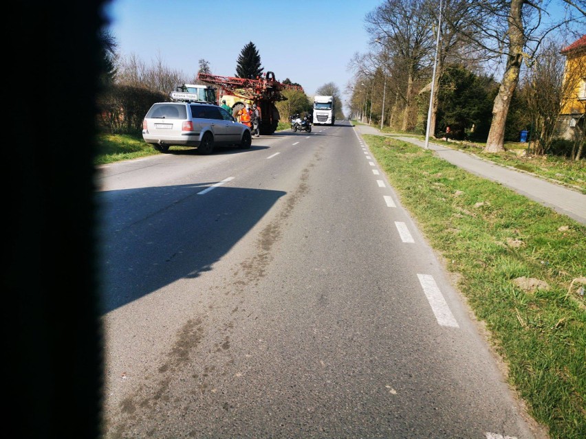 Wypadek w Brojcach. Motocyklista uderzył w ciągnik. Gdy go wyprzedzał, traktor zaczął skręcać