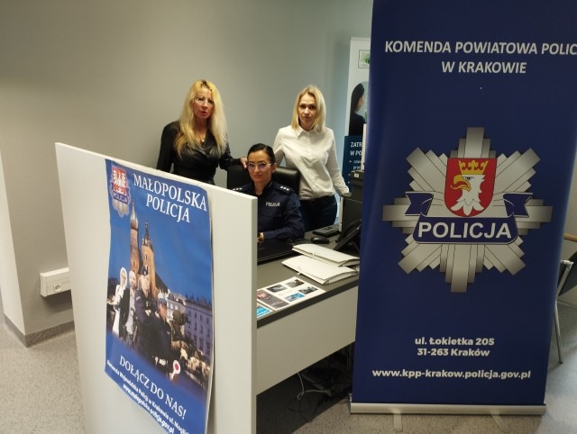 Stanowisko promocyjne w Urzędzie Pracy Powiatu Krakowskiego, na którym policjanci promowali swój zawód