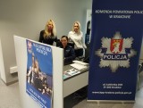 Policjanci zachęcają do wstąpienia w swoje szeregi. Promują zawód policjanta w Urzędzie Pracy Powiatu Krakowskiego