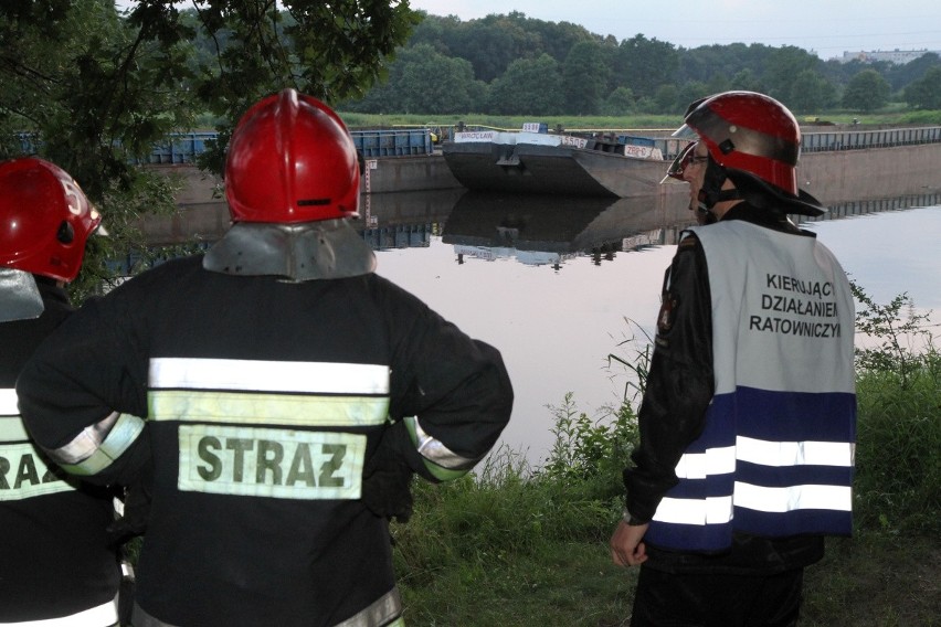 Wrocław: Trzy barki odczepione z cumy przy moście Milenijnym. Ktoś je odpiął? (FOTO)