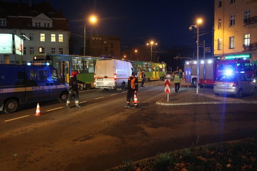 Grunwaldzka/Matejki: Samochód wjechał pod tramwaj