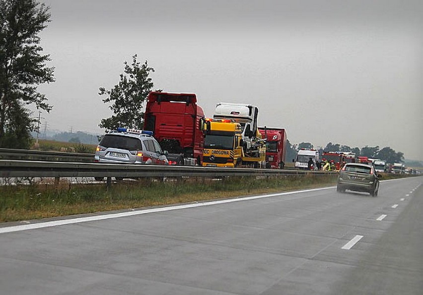 Farby i rozpuszczalniki rozlane na A4. Autostrada w kierunku Wrocławia była zablokowana (ZDJĘCIA)