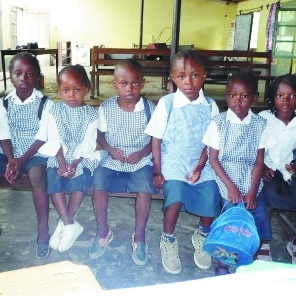 W Kongu wszystkie dzieci chodzą do szkoły jednakowo ubrane....