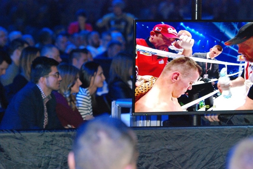 Mateusz Masternak pokonał Erika Fieldsa na Polsat Boxing Night. Dopingowali go świętokrzyscy kibice
