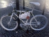 Biały rower na Wszystkich Świętych (zdjęcia)