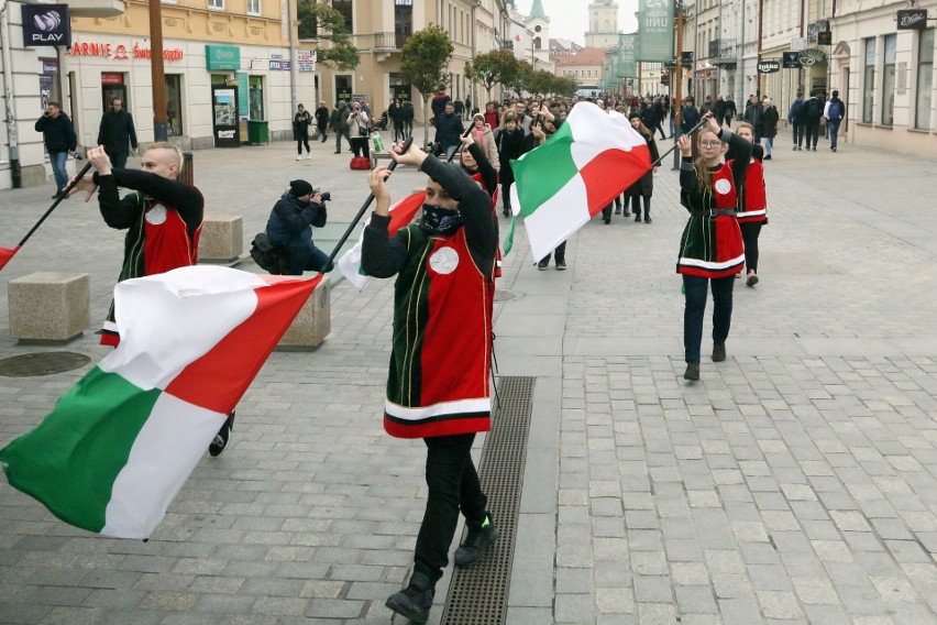 Pochód uczniów III LO w centrum Lublina. Obok siebie żonglerze i żołnierze. Zobacz zdjęcia