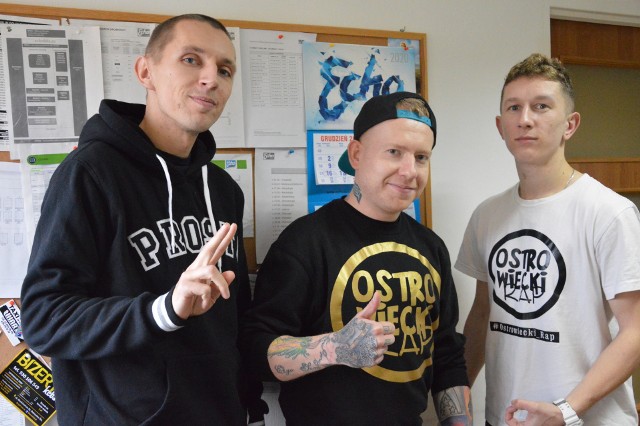 Od lewej stoją Janusz Kurek, Krystian mC Szafiński i Krzysztof Pytel z grupy Ostrowiecki Rap.