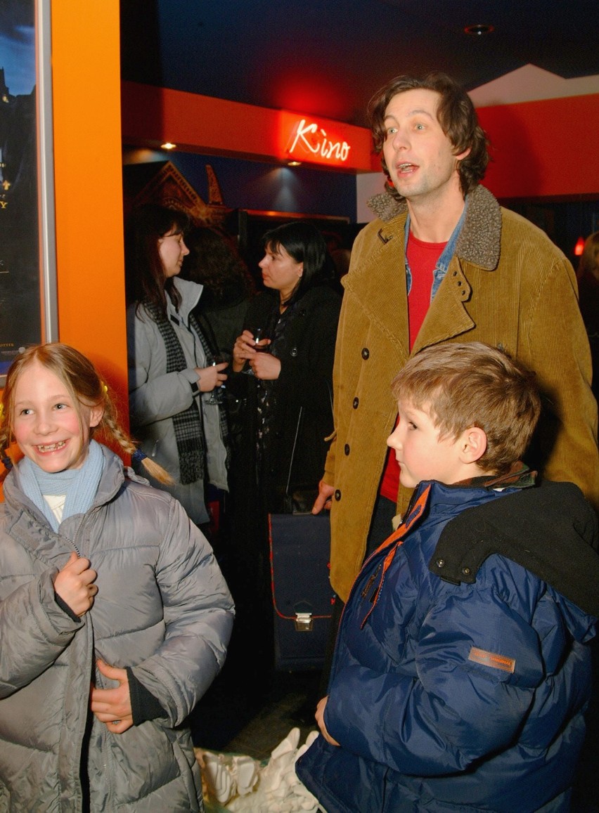 Szymon Majewski z dziećmi w 2002 roku