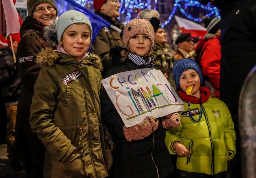 Protesty w sprawie reformy oświatowej odbyły się w...