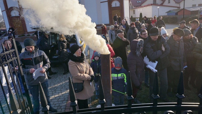 Radny Rady Miasta Kielce Maciej Bursztein zorganizował dla mieszkańców Białogonu pokaz prawidłowego palenia węglem w piecu