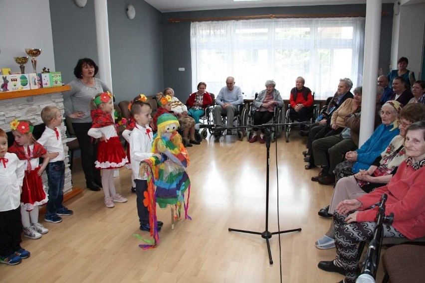 Wesoły dzień w Domu Pomocy Społecznej w Sandomierzu. Przedszkolaki odwiedziły seniorów i zaprosiły na spektakl 