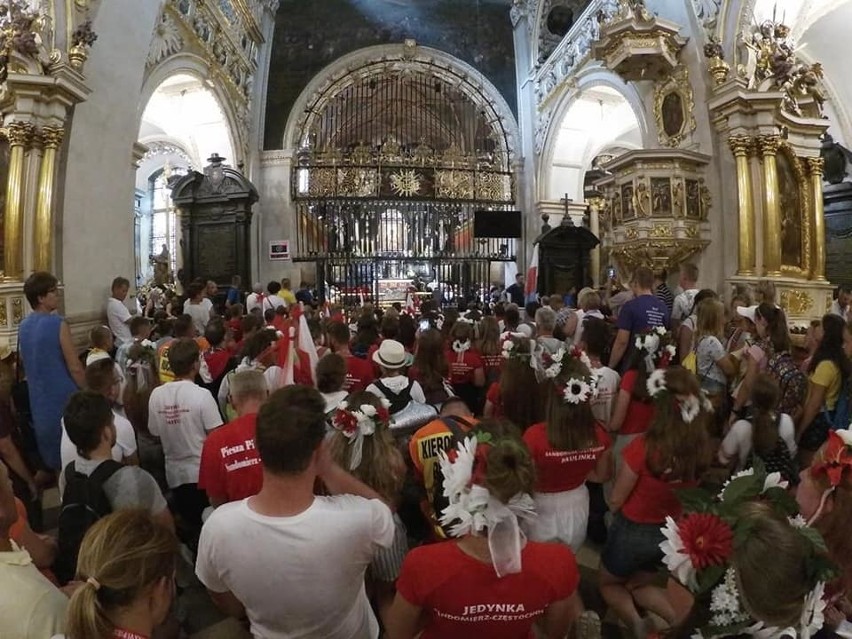 Pielgrzymka Ziemi Sandomierskiej dotarła na Jasną Górę. W poniedziałek pielgrzymi pokłonili się Maryi (MNÓSTWO ZDJĘĆ)