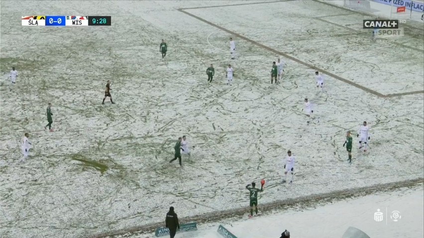 Wisła Kamuflaż. W białym komplecie strojów na zaśnieżonym...