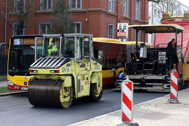 We Wrocławiu cały czas trwa łatanie dziur po zimie.