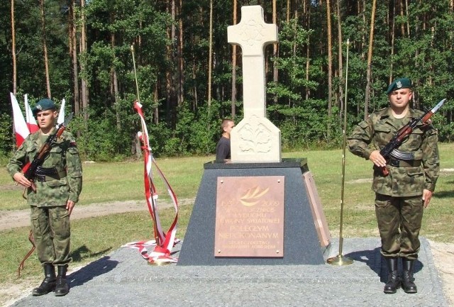 Pomnik na cmentarzu komunalnym został wybudowany z inicjatywy Żołnierzy Armii Krajowej