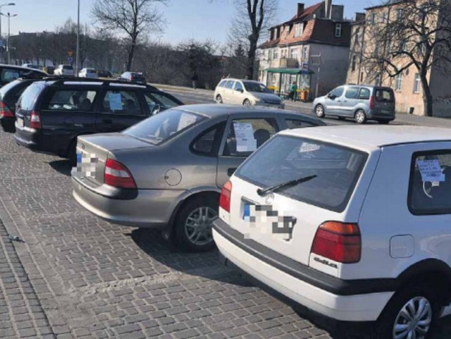 Parking przy ulicy Jana Pawła II &#8211; stoją tu samochody nie tylko na szczecineckich numerach rejestracyjnych.