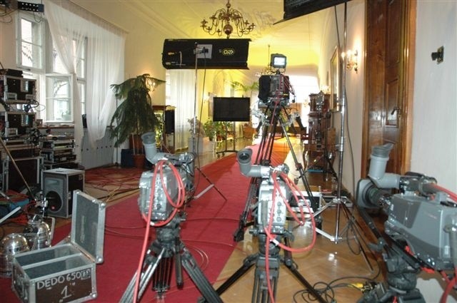 Przygotowania do programu Uwaga telewizji tvn. Audycja bedzie wyemitowana z muzeum w Nysie