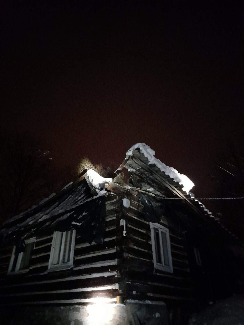 W Rdzawce pod naporem śniegu zawalił się dach na budynku...