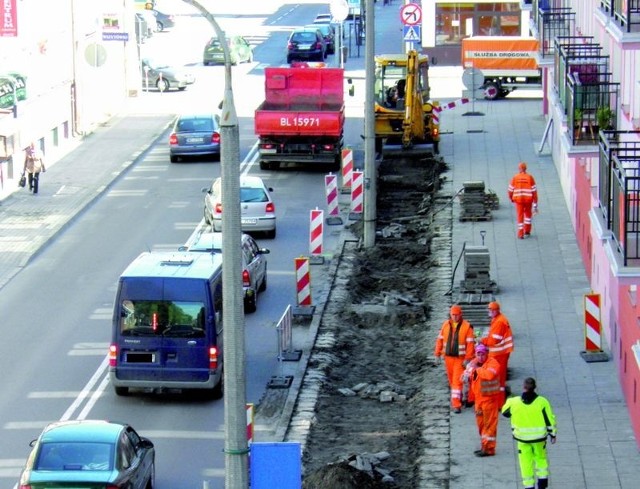 Wczoraj ruszyły prace na ul. Giełczyńskiej, które rozpoczynają remonty w najstarszej części miasta. Okresowo będzie tam wprowadzony ruch wahadłowy.