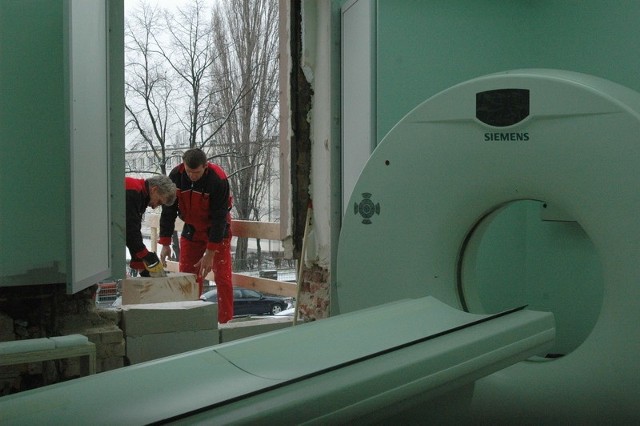 Żeby w grudniu wnieść nowy tomograf do szpitala, trzeba było rozmontować okno.