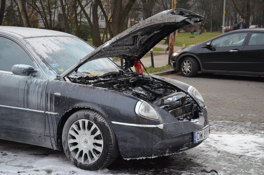 Wrocław: Pożar samochodu osobowego na ul. Legnickiej (ZDJĘCIA)