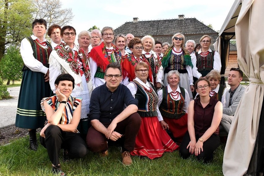 Miks kultur w „Szklanym Domu” w Ciekotach. Rumuński artyści porwali do tańca zespoły z gminy Masłów! Zobacz film i zdjęcia