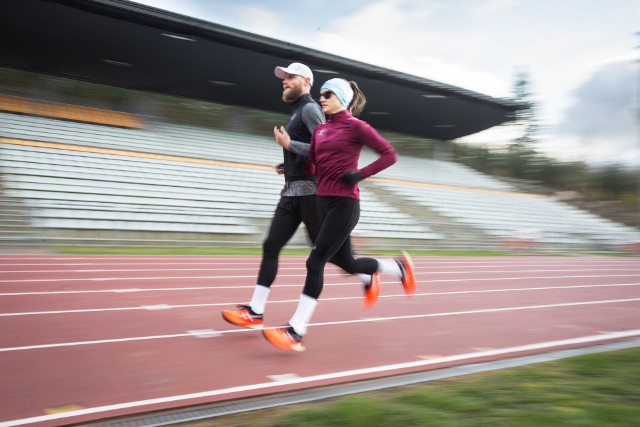 Na stadionie 650-lecia w Słupsku formę przed letnimi igrzyskami olimpijskimi w Tokio szykują Joanna Mazur i jej przewodnik Michał Stawicki. Współpracują ze sobą dopiero pięć lat, a na wspólnym koncie mają aż trzy medale Mistrzostw Świata zdobyte na paraolimpiadzie w 2017 roku w Londynie – złoto na 1500 metrów, srebro na 800 i brąz na 400 metrów. Joanna jest niewidoma, w duecie z Michałem tworzą duet mistrzowski!