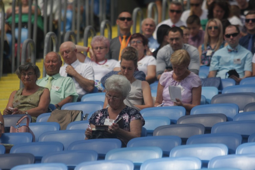 Kongres Świadków Jehowy na Stadionie Śląskim. Dzień 1. Wierni w Chorzowie przez trzy dni będą brać udział w spotkaniach ZDJĘCIA